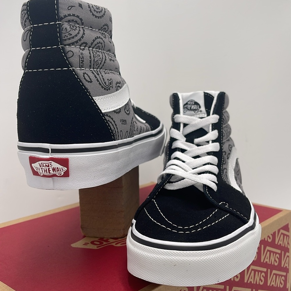 Vans Men’s Sk8-Hi Paisley Gray/True White
VN0005U9BGJ
Sneakerss - Picture 9 of 16